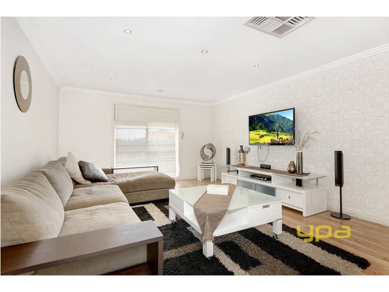 27 Woodside Way, Roxburgh Park VIC 3064