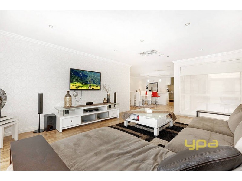 27 Woodside Way, Roxburgh Park VIC 3064