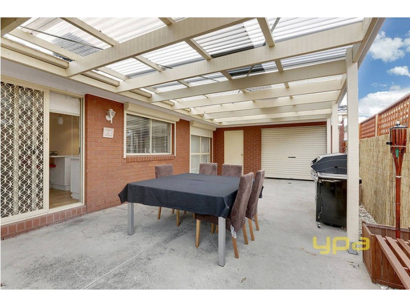 27 Woodside Way, Roxburgh Park VIC 3064