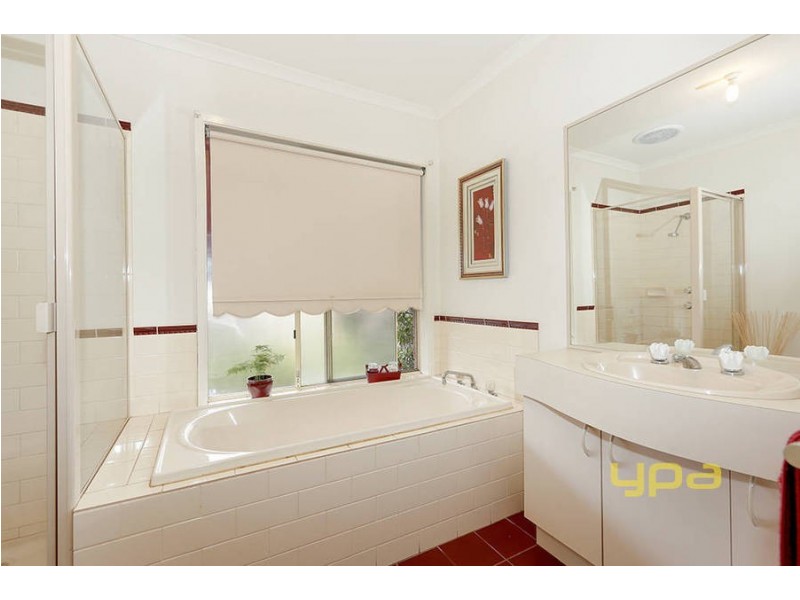 5 Carr Place, Roxburgh Park VIC 3064