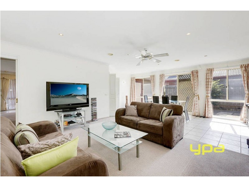 3 Gibney Close, Roxburgh Park VIC 3064