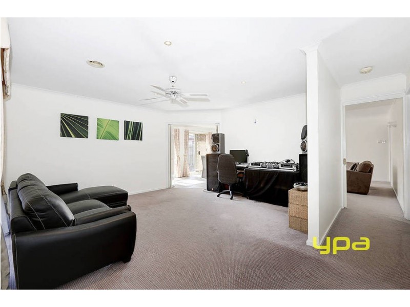 3 Gibney Close, Roxburgh Park VIC 3064