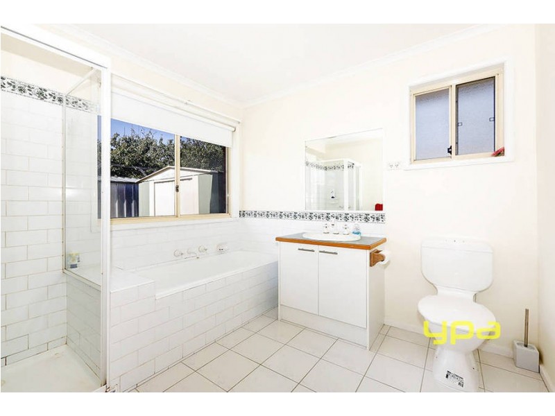 3 Gibney Close, Roxburgh Park VIC 3064