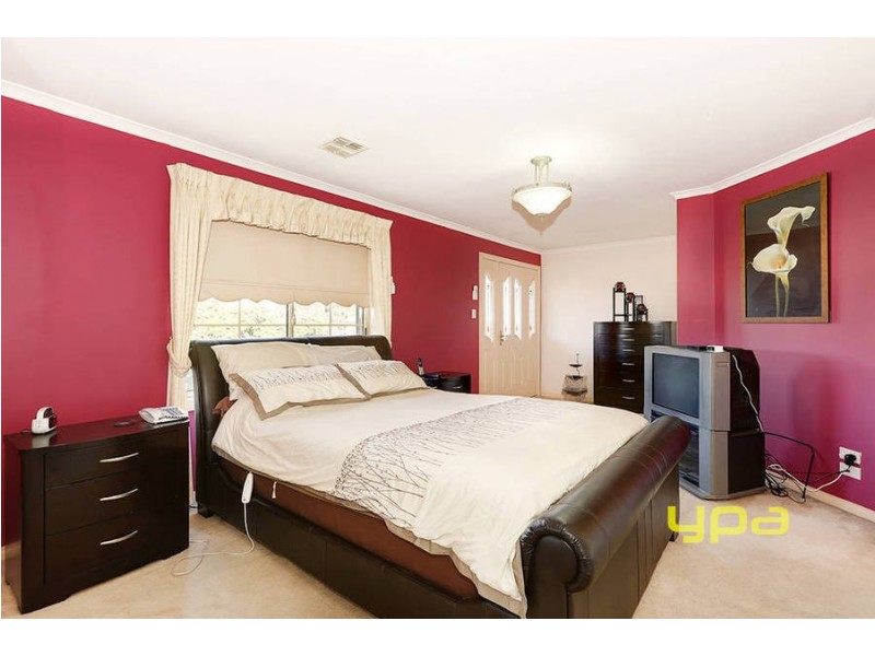 5 Phoenix Court, Roxburgh Park VIC 3064