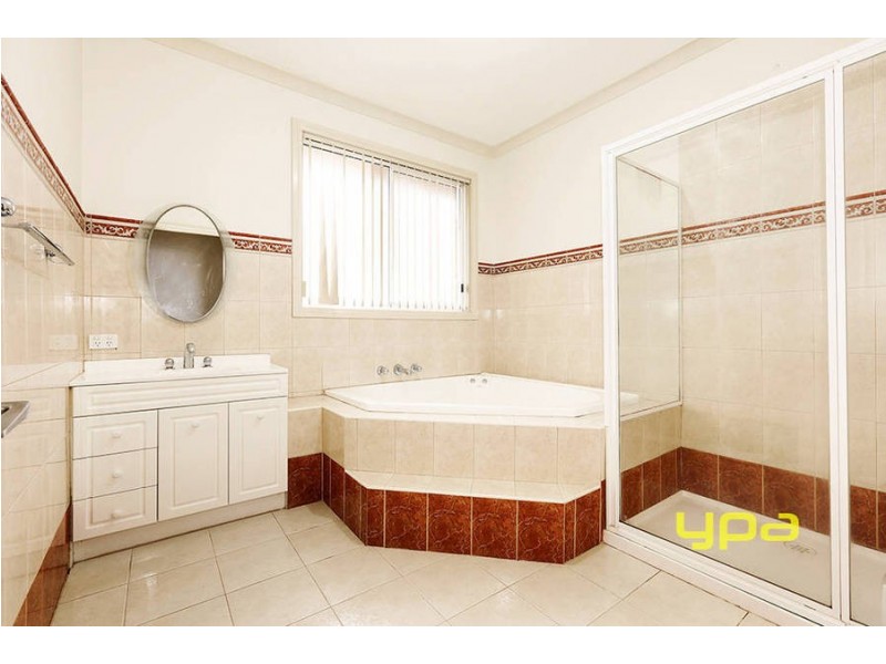 5 Mackellar Drive, Roxburgh Park VIC 3064