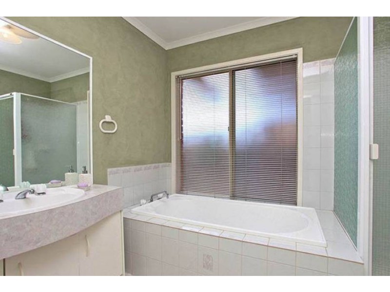 21 Baynton Crescent, Roxburgh Park VIC 3064