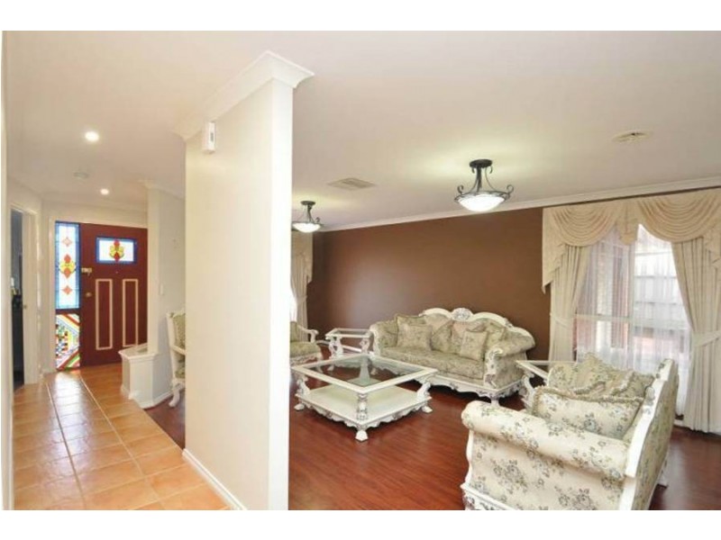 4 Esla Drive, Roxburgh Park VIC 3064