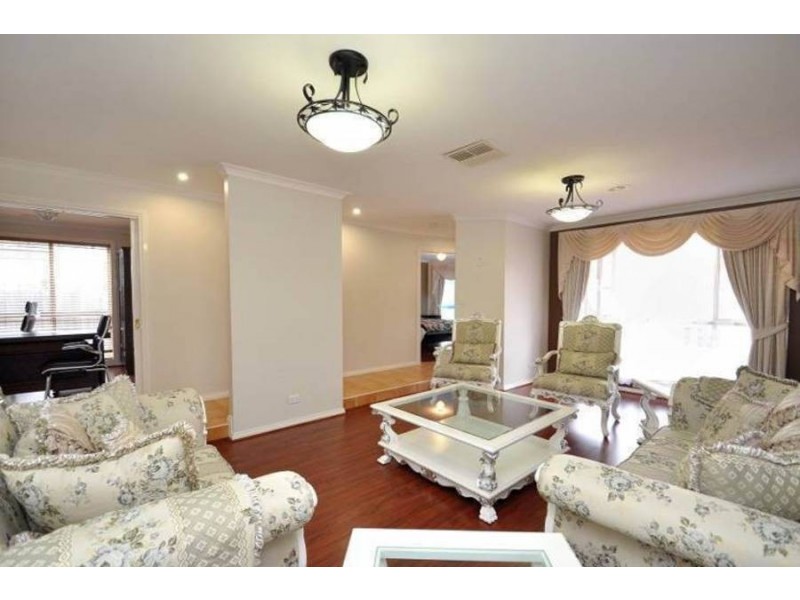 4 Esla Drive, Roxburgh Park VIC 3064