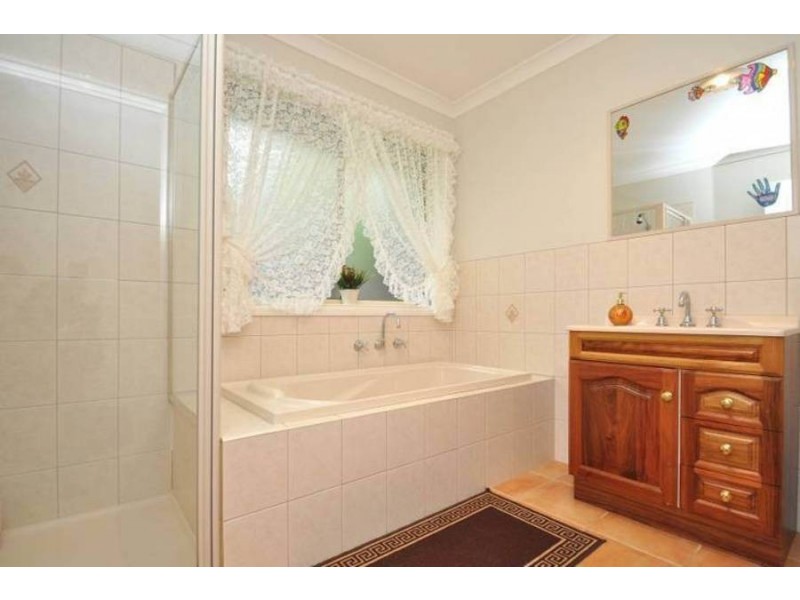 4 Esla Drive, Roxburgh Park VIC 3064