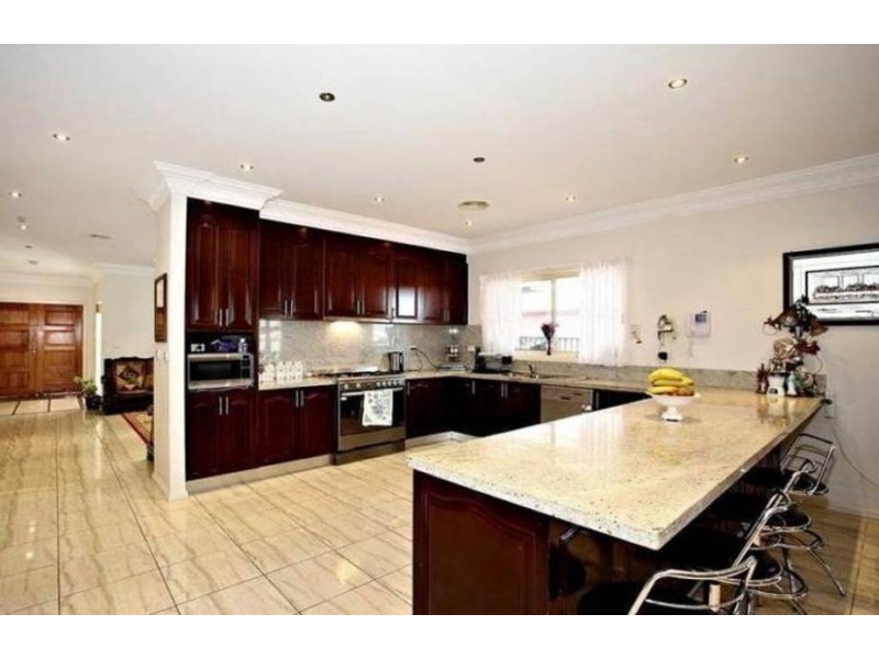 6 Coronet Avenue, Roxburgh Park VIC 3064