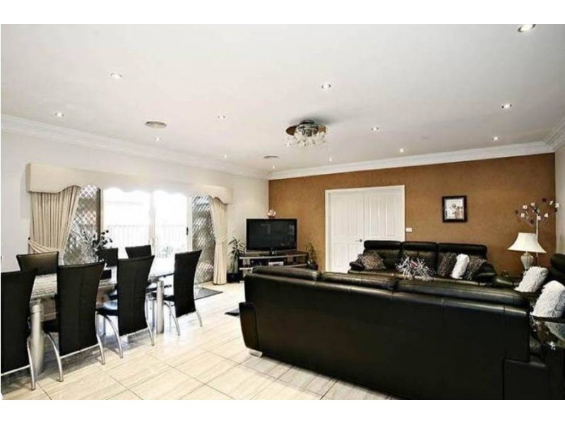 6 Coronet Avenue, Roxburgh Park VIC 3064