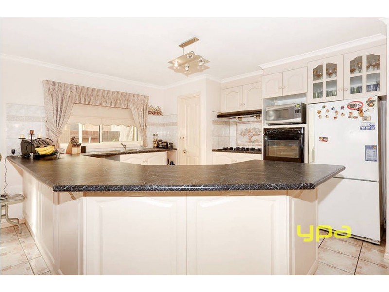 5 Phoenix Court, Roxburgh Park VIC 3064