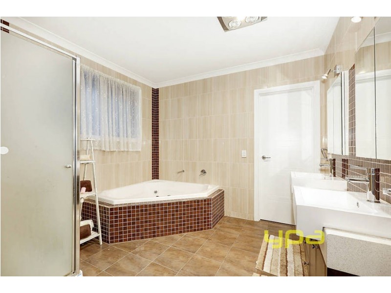 15 Watersedge Way, Roxburgh Park VIC 3064