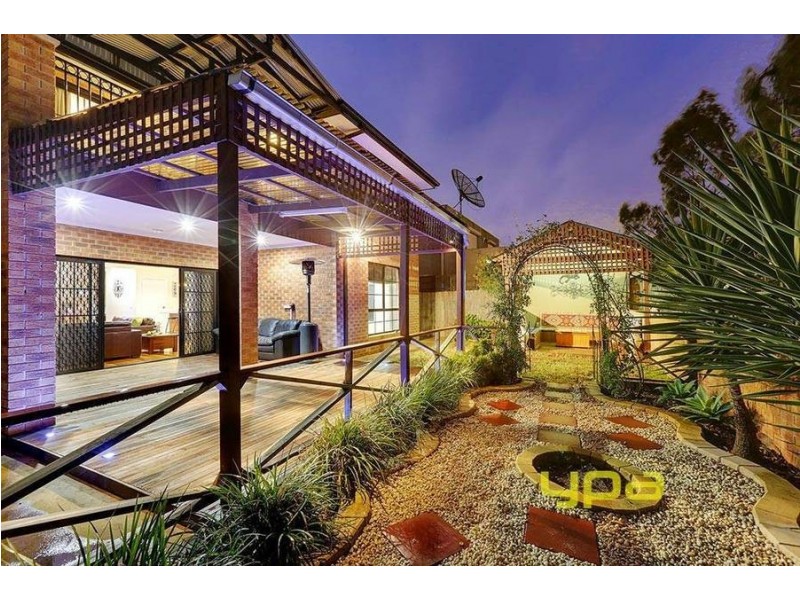 15 Watersedge Way, Roxburgh Park VIC 3064