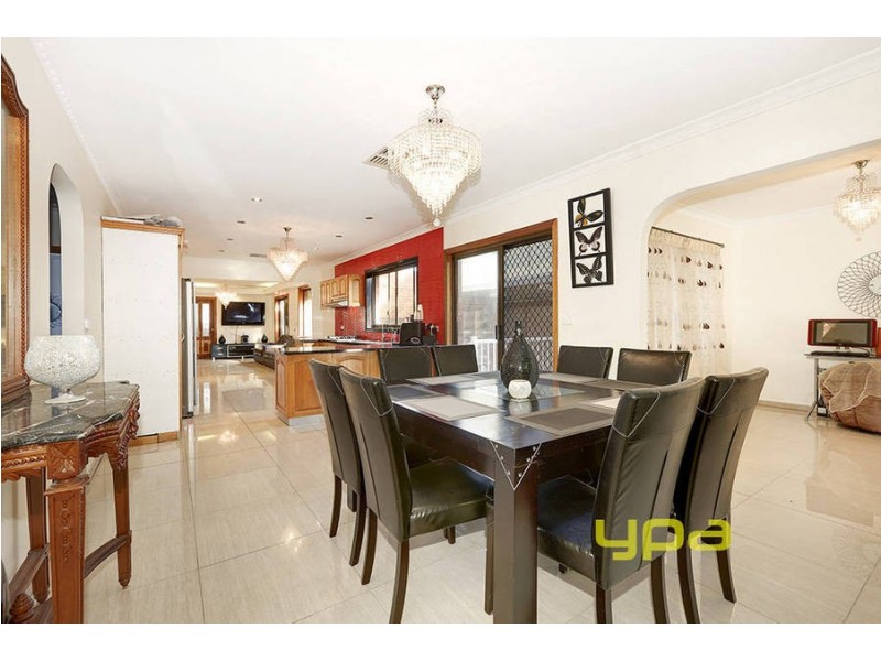 35 Pinnaroo Circuit, Meadow Heights VIC 3048