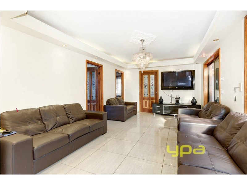 35 Pinnaroo Circuit, Meadow Heights VIC 3048