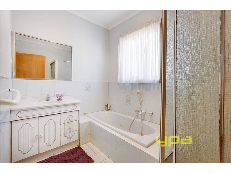 35 Pinnaroo Circuit, Meadow Heights VIC 3048