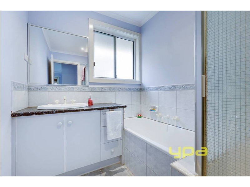 63 McKenzie Crescent, Roxburgh Park VIC 3064