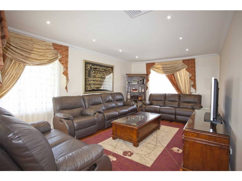 27 Karnak Crescent, Coolaroo VIC 3048