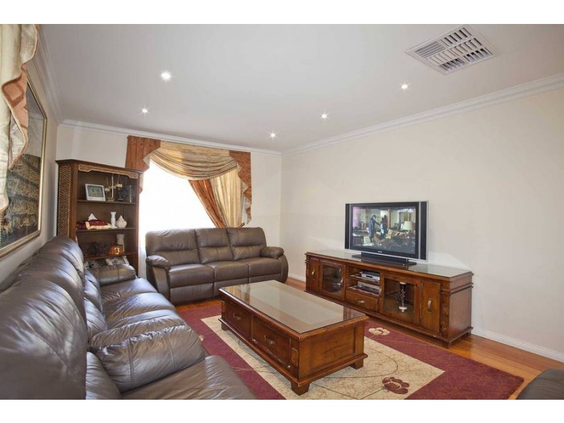 27 Karnak Crescent, Coolaroo VIC 3048