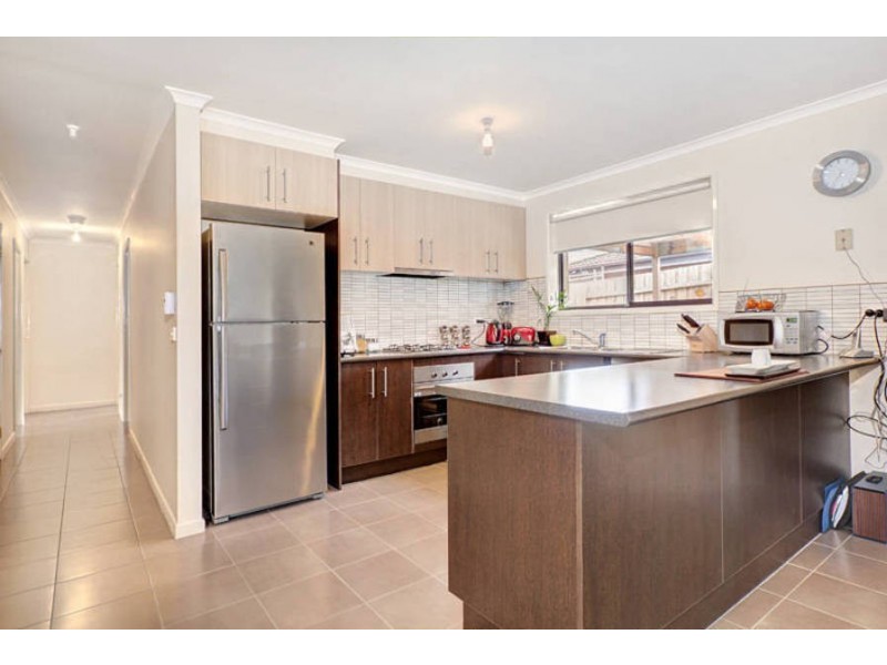 1/15 Bicentennial Crescent, Meadow Heights VIC 3048