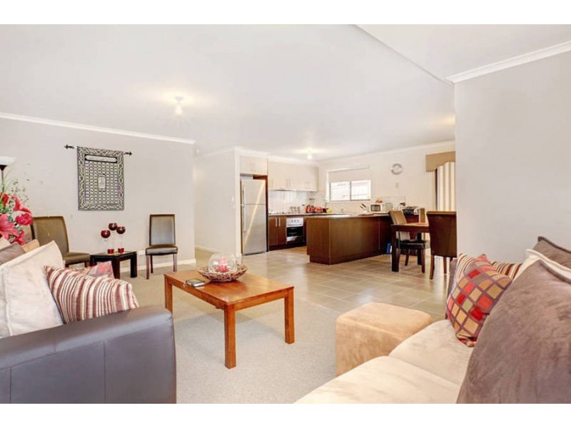 1/15 Bicentennial Crescent, Meadow Heights VIC 3048