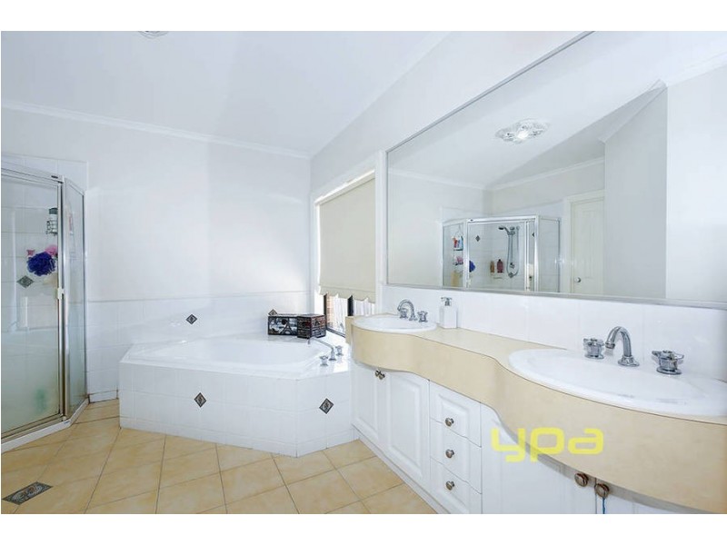 4 Lambert Place, Roxburgh Park VIC 3064