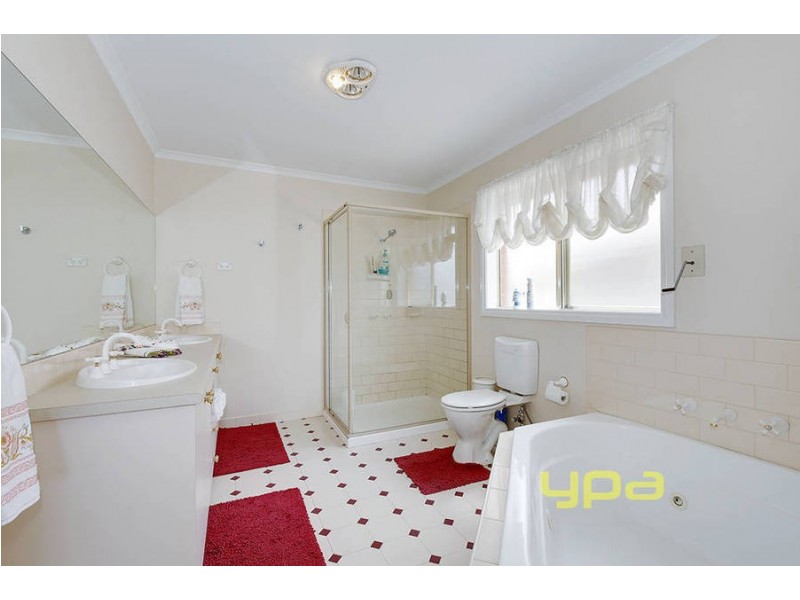 16 Douglas Mawson Drive, Roxburgh Park VIC 3064