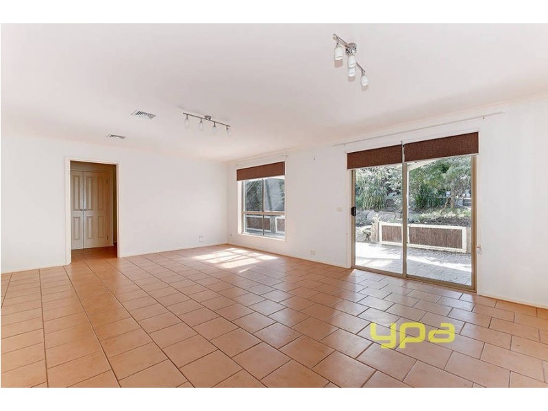 25 Ravenhill Boulevard, Roxburgh Park VIC 3064