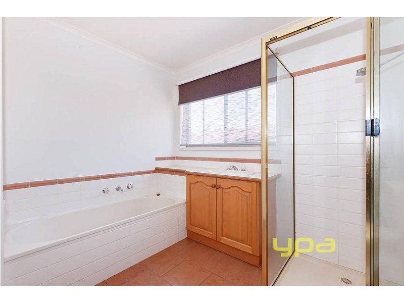 25 Ravenhill Boulevard, Roxburgh Park VIC 3064