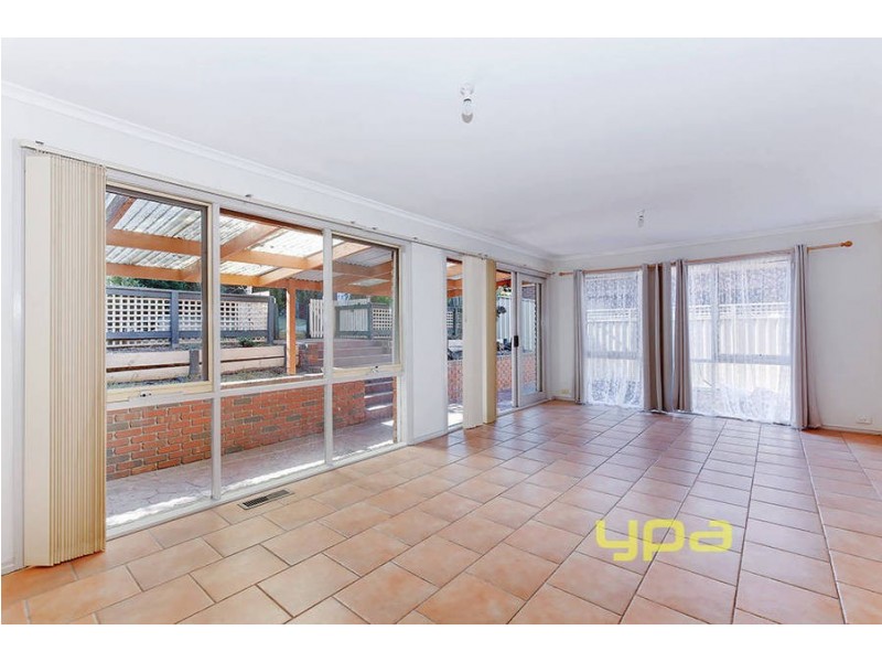 26 Knight Crescent, Roxburgh Park VIC 3064