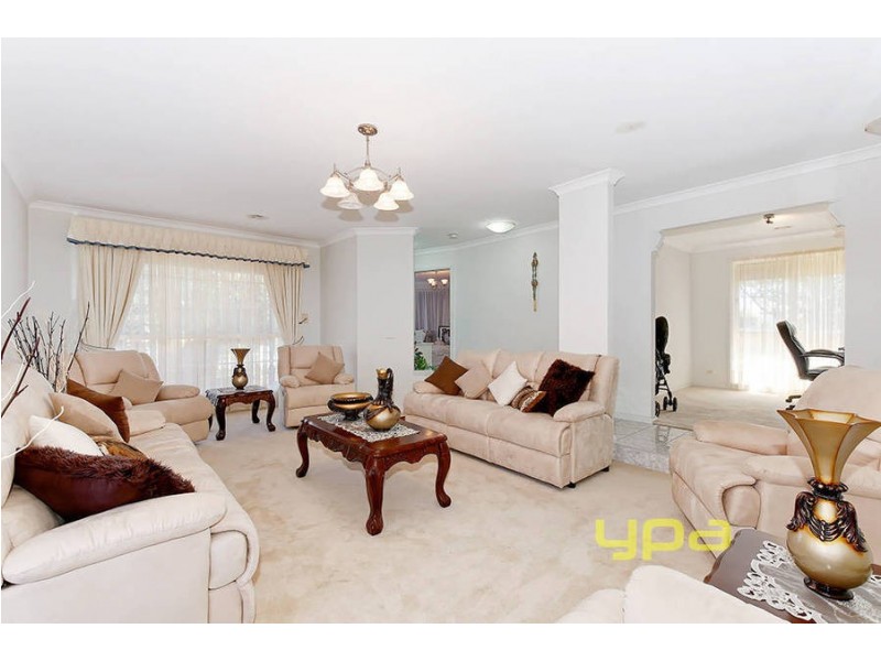 24 McKeown Crescent, Roxburgh Park VIC 3064