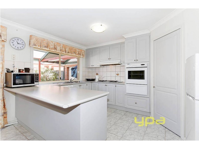 24 McKeown Crescent, Roxburgh Park VIC 3064