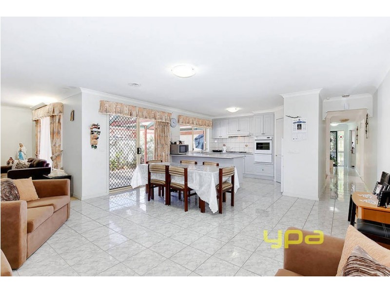 24 McKeown Crescent, Roxburgh Park VIC 3064