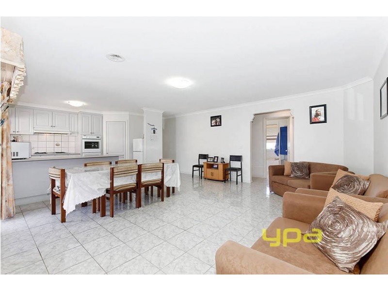 24 McKeown Crescent, Roxburgh Park VIC 3064