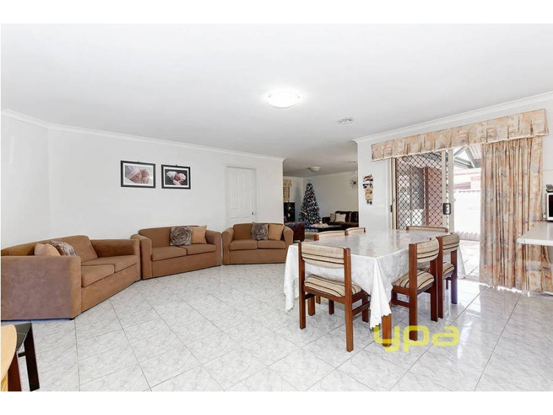 24 McKeown Crescent, Roxburgh Park VIC 3064