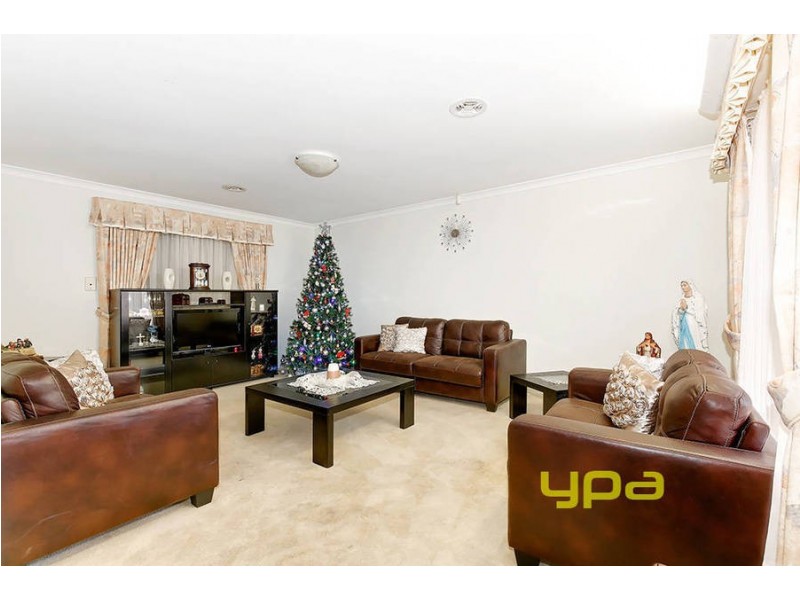 24 McKeown Crescent, Roxburgh Park VIC 3064