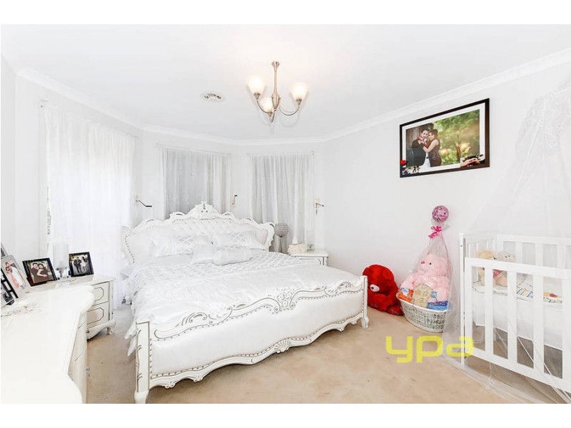 24 McKeown Crescent, Roxburgh Park VIC 3064