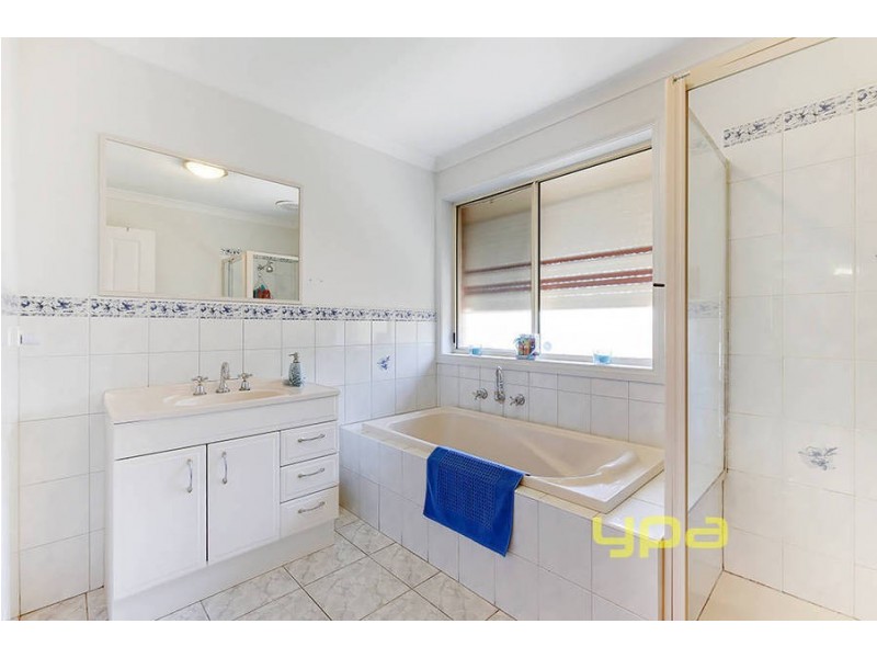 24 McKeown Crescent, Roxburgh Park VIC 3064