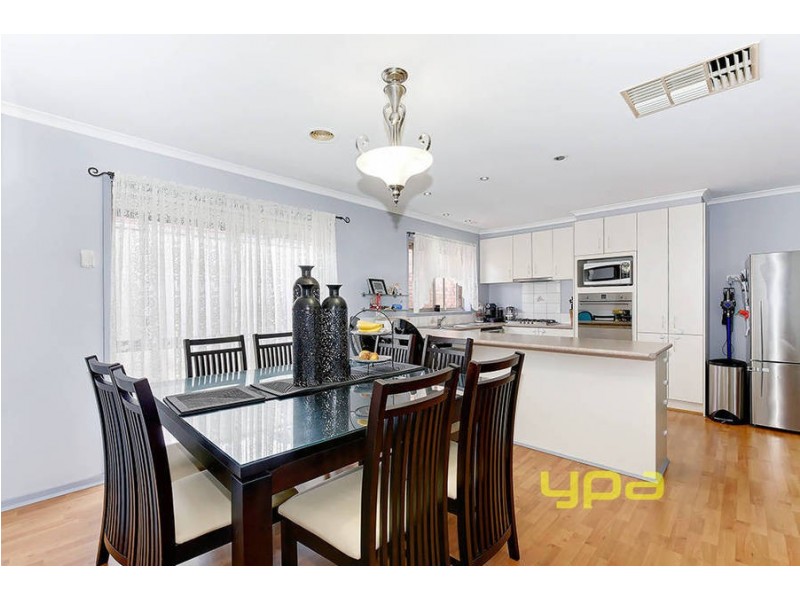 24 Sommerville Drive, Roxburgh Park VIC 3064