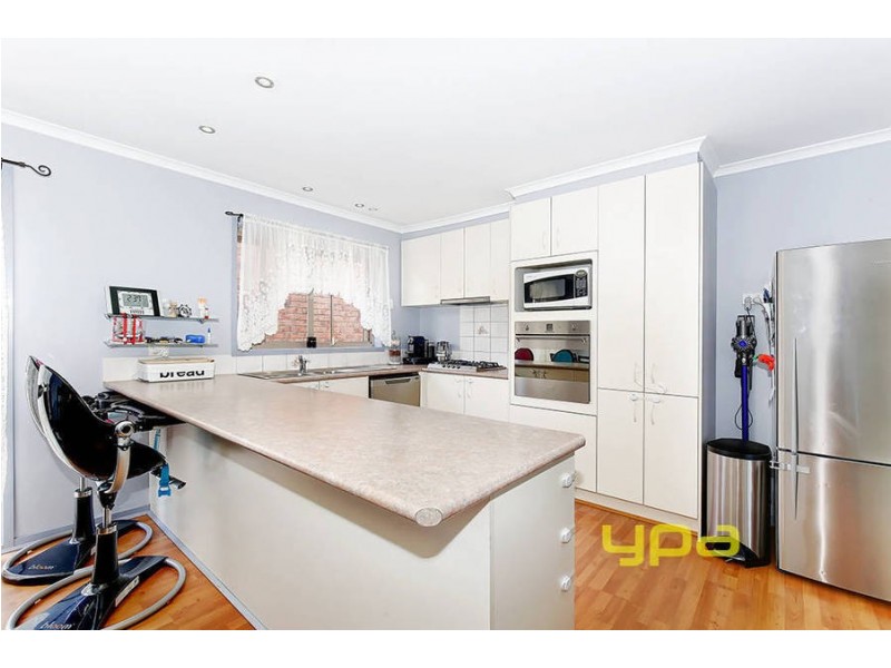 24 Sommerville Drive, Roxburgh Park VIC 3064