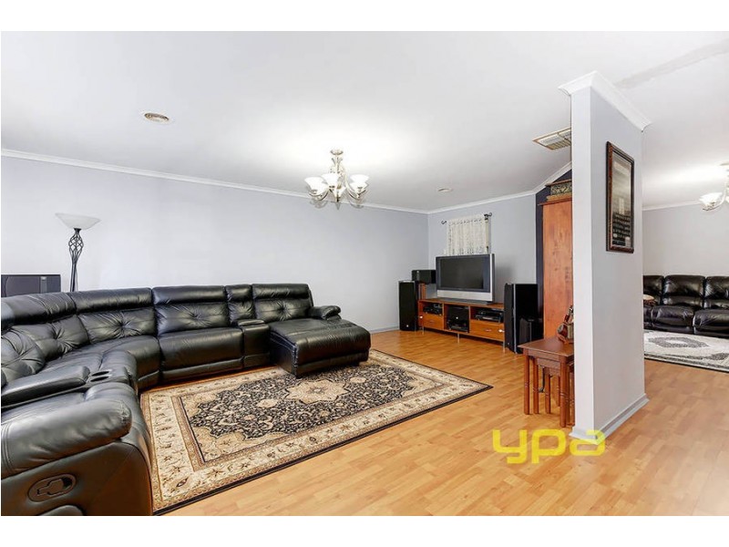 24 Sommerville Drive, Roxburgh Park VIC 3064