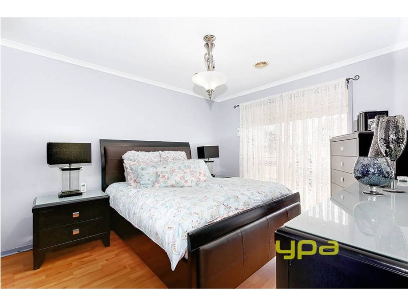 24 Sommerville Drive, Roxburgh Park VIC 3064