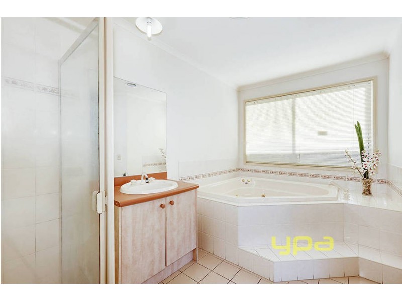 11 Correll Way, Roxburgh Park VIC 3064