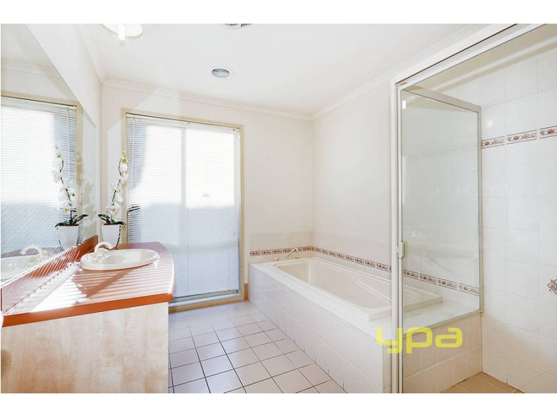 11 Correll Way, Roxburgh Park VIC 3064