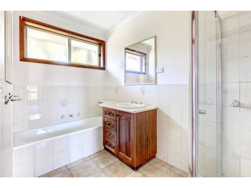 1/18 Pinnaroo Circuit, Meadow Heights VIC 3048