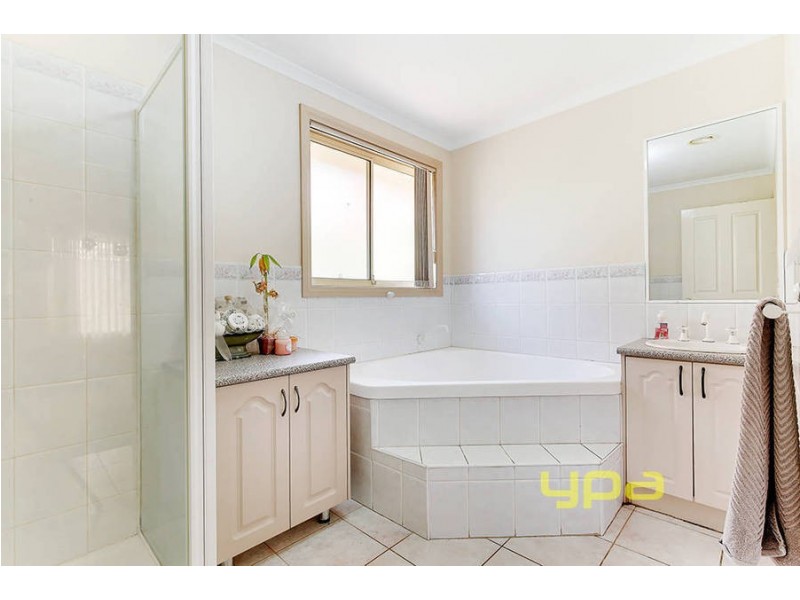 23 McIntyre Avenue, Roxburgh Park VIC 3064