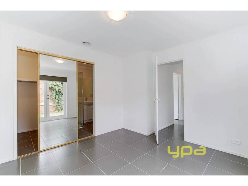 5 Reading Close, Roxburgh Park VIC 3064