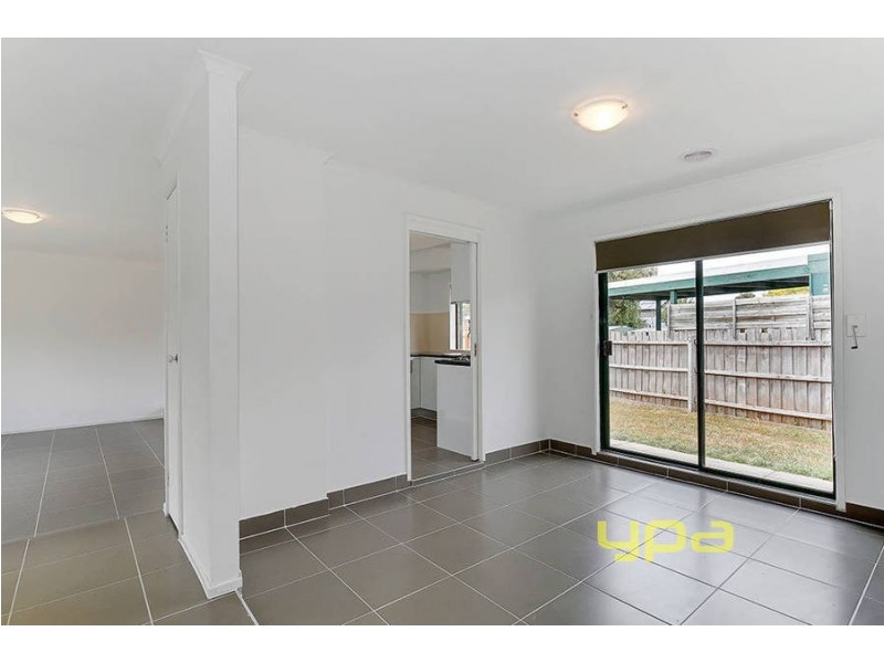 5 Reading Close, Roxburgh Park VIC 3064