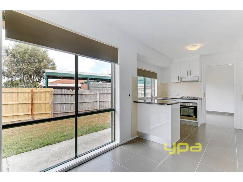 5 Reading Close, Roxburgh Park VIC 3064